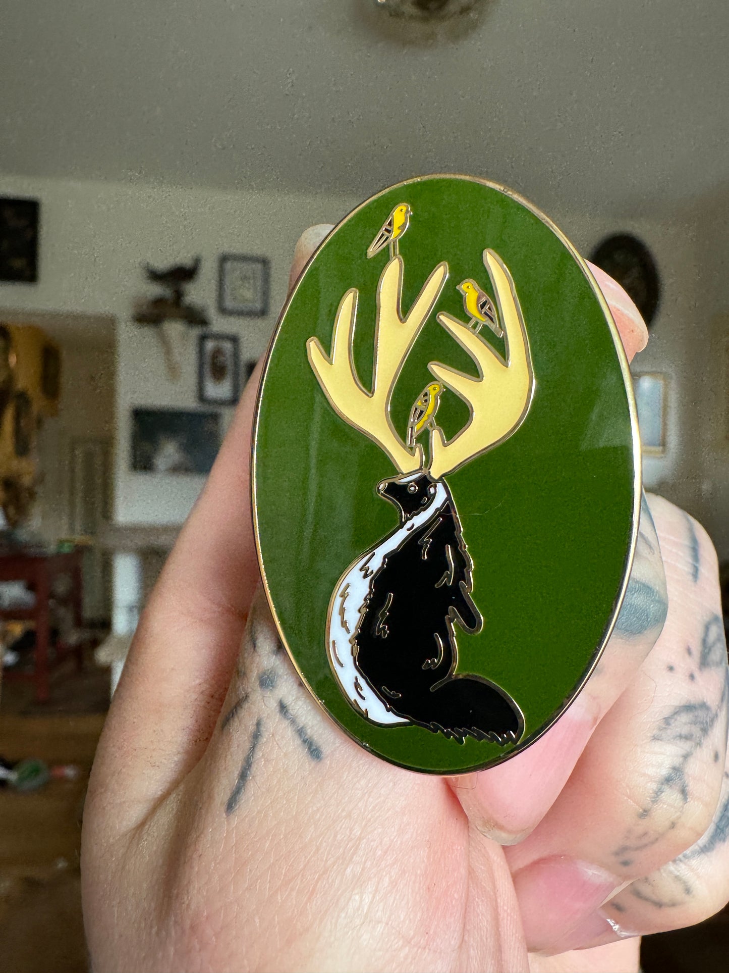 De polilla y llama "Skunkalope" Pin de esmalte (¡Brilla en la oscuridad!)