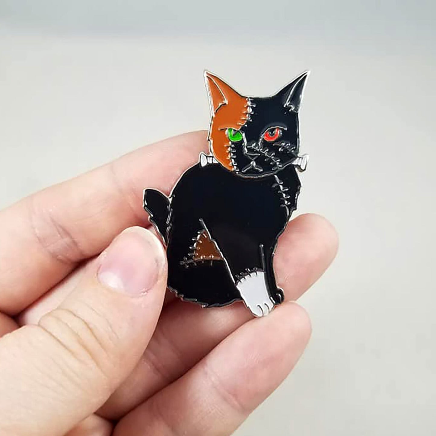 Pin de esmalte "Frankenkitten" de arte mecánico