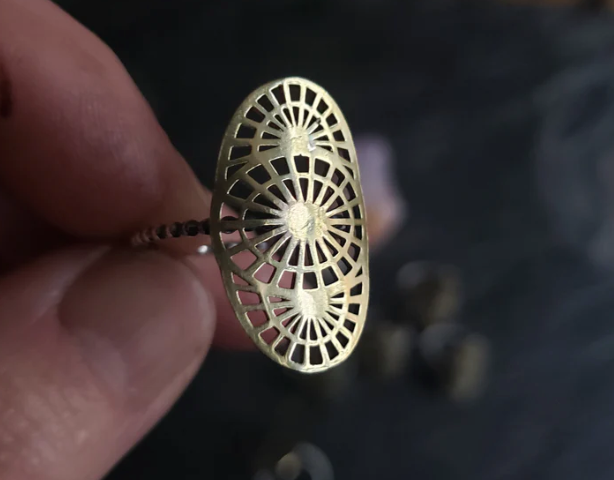 Anillo con escudo de telaraña de encaje de latón verdilune