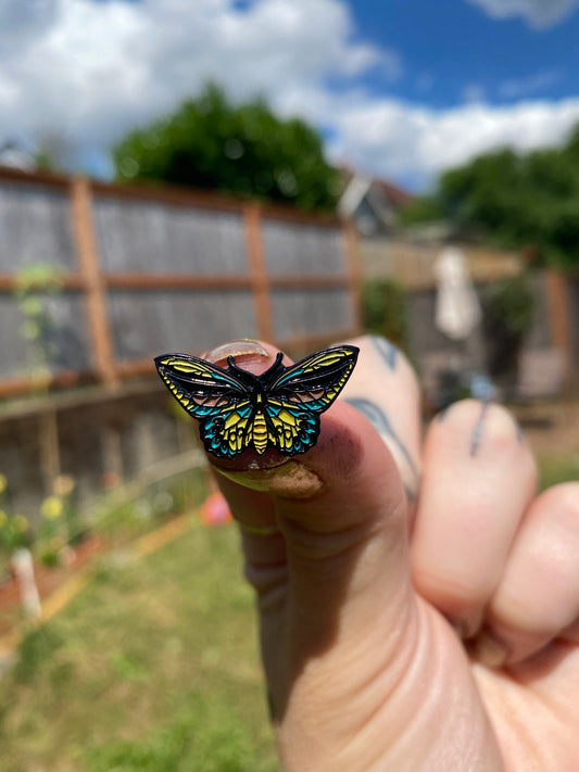 De polilla y llama "Mini mariposa ala de pájaro" Pin de esmalte