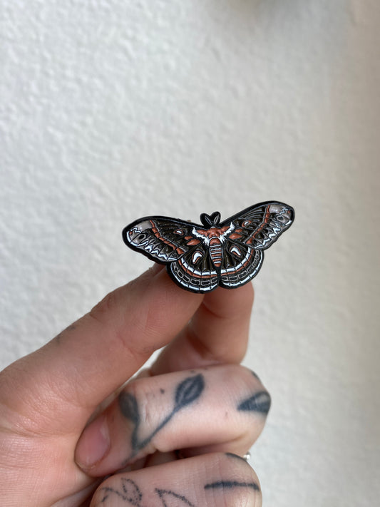 De polilla y llama "Cecropia Moth" Pin de esmalte
