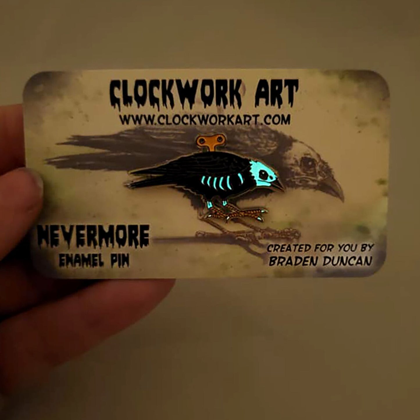 Arte de relojería "Nevermore" brilla en el pin de esmalte oscuro
