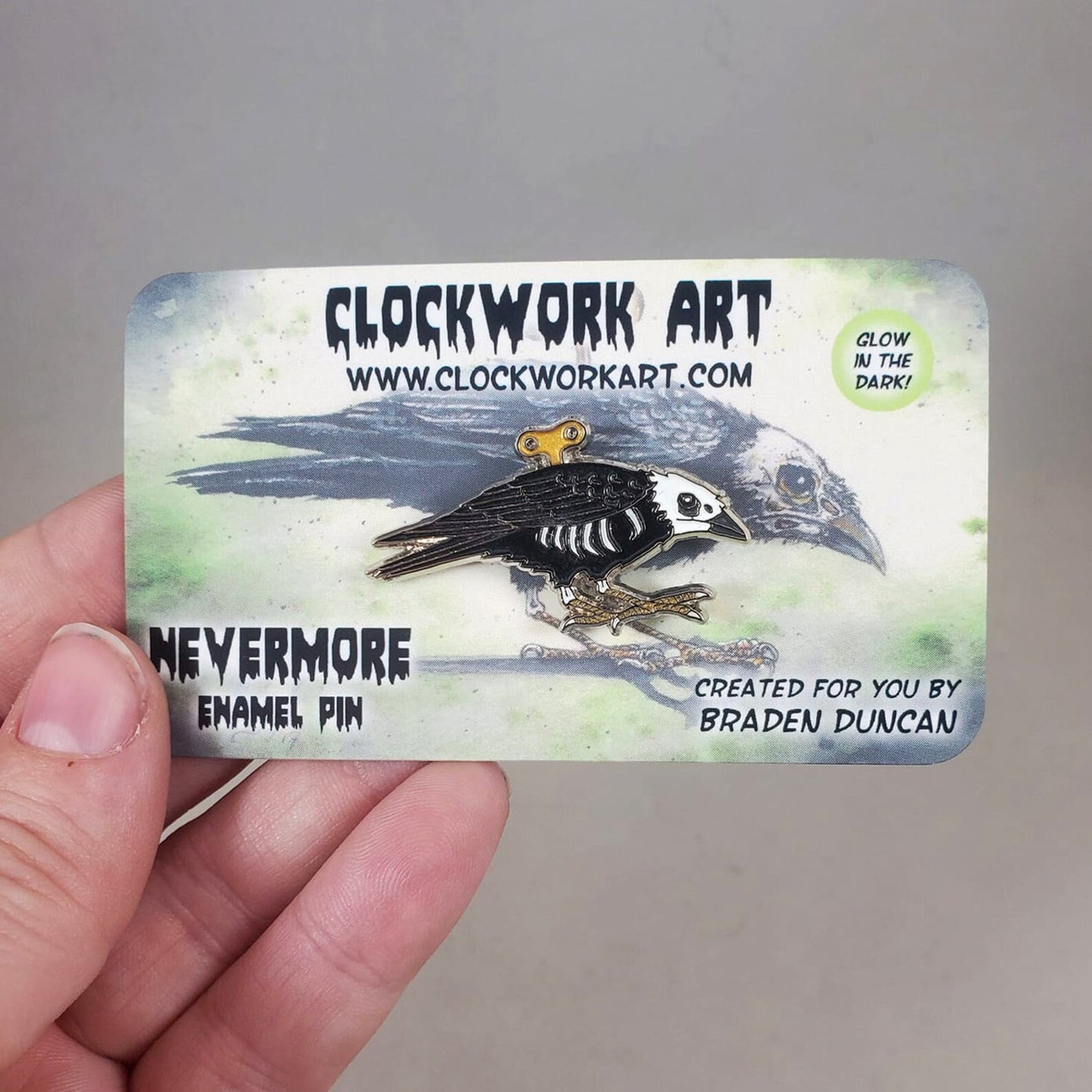 Arte de relojería "Nevermore" brilla en el pin de esmalte oscuro