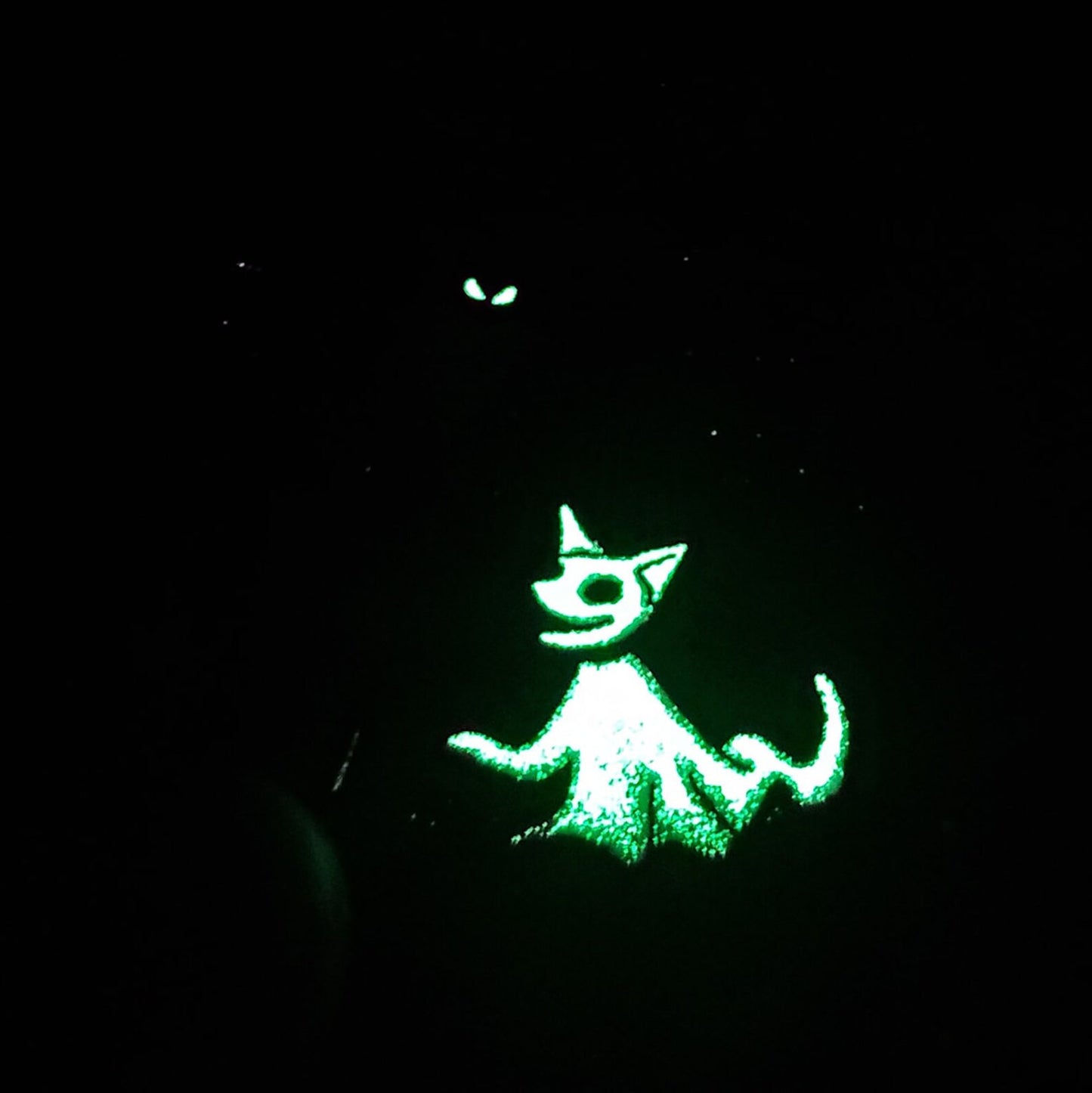 Arte de relojería "Cat Skellington" brilla en el pin de esmalte oscuro