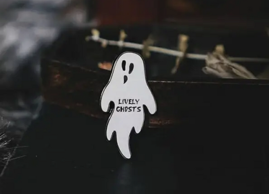 Fantasmas animados "Ghostie" brillan en el pin de esmalte oscuro